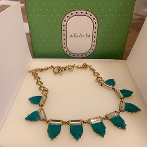 Stunning stella and dot necklace green gold-tone